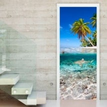 Vinilos decorativos para puertas tiburón en el mar